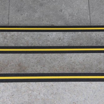 Лента противоскользящая многофункциональная 50 мм х 18,3 м с интегрированной полосой желтого цвета