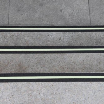 Лента противоскользящая многофункциональная 50 мм х 18,3 м с интегрированной фотолюминесцентной полосой