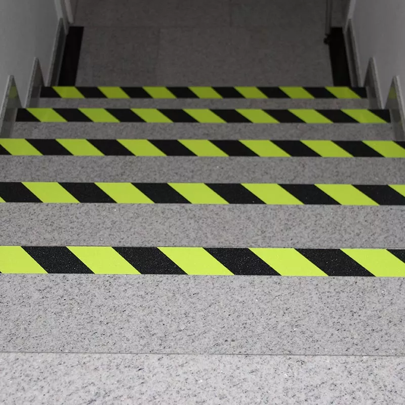 Лента противоскользящая 50 мм х 6 м желтая с черным фотолюминисцентная