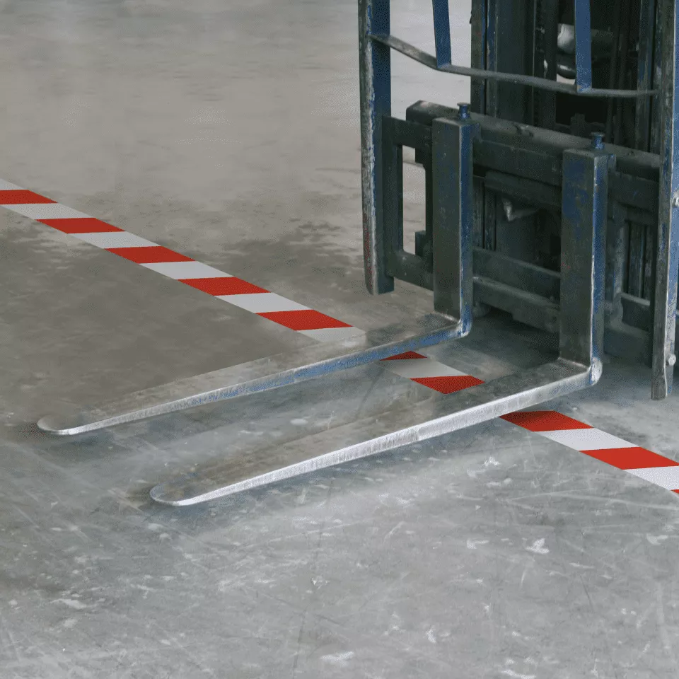 Лента ПВХ для разметки и маркировки 50 мм х 33 м красно-белая 190 мкр