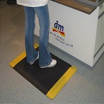 Мат противоусталочный 900 x 1500 х 14 мм линейное рифление с двумя желтыми краями