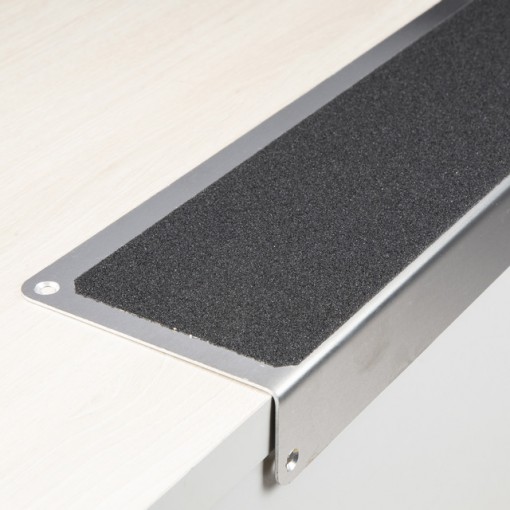 Профиль алюминиевый 1000x120x45 мм пластина с углом с черной противоскользящей лентой