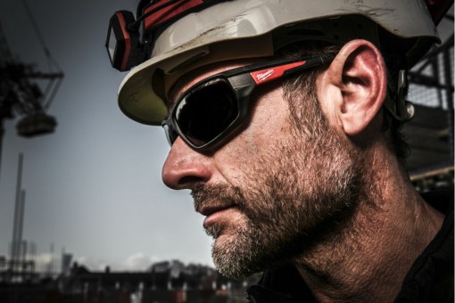 Очки открытые Milwaukee PERFORMANCE TINTED SAFETY GLASSES затемненые, покрытие от запотевания и царапин 4932471884