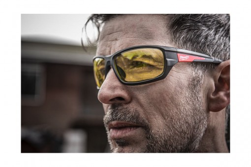 Очки открытые Milwaukee PERFORMANCE SAFETY GLASSES YELLOW - 1PC янтарные, покрытие от запотевания и царапин 4932478928