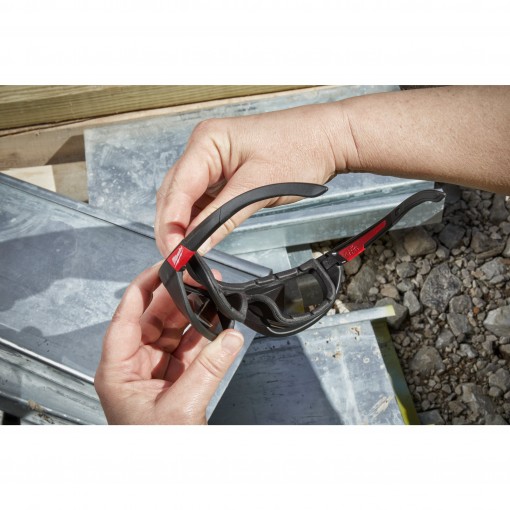 Очки открытые Milwaukee PREMIUM POLARISED SAFETY GLASSES WITH GASKET -1PC затемненые, покрытие от запотевания и царапин поляризованные 4932471886