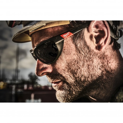 Очки открытые Milwaukee PREMIUM POLARISED SAFETY GLASSES WITH GASKET -1PC затемненые, покрытие от запотевания и царапин поляризованные 4932471886